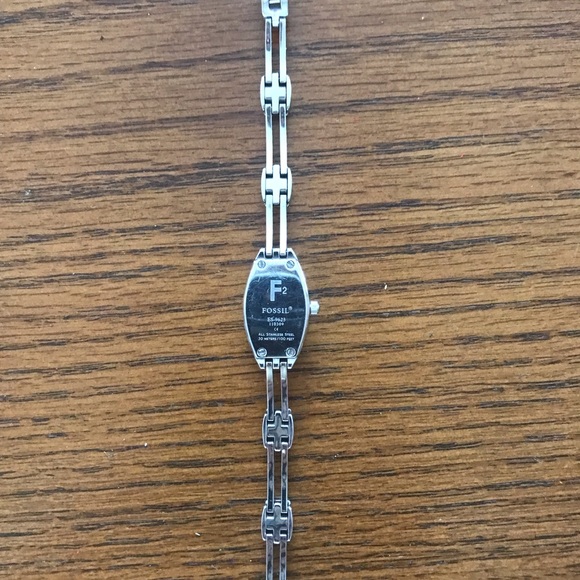 Fossil Watch with self-adjusting links.  Needs new battery. - Picture 3 of 3